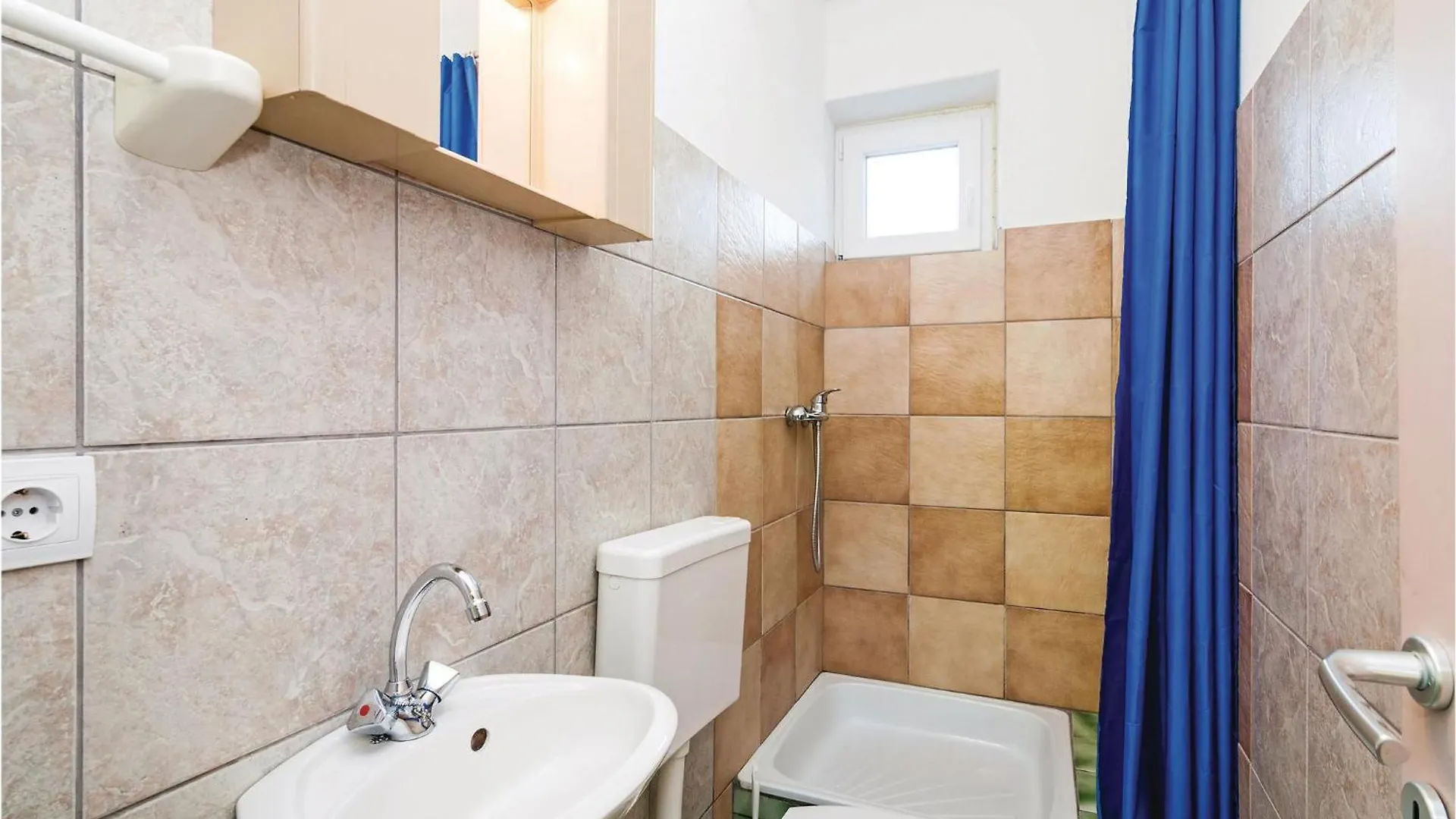 Lovely Apartment In Rovanjska With Kitchen
